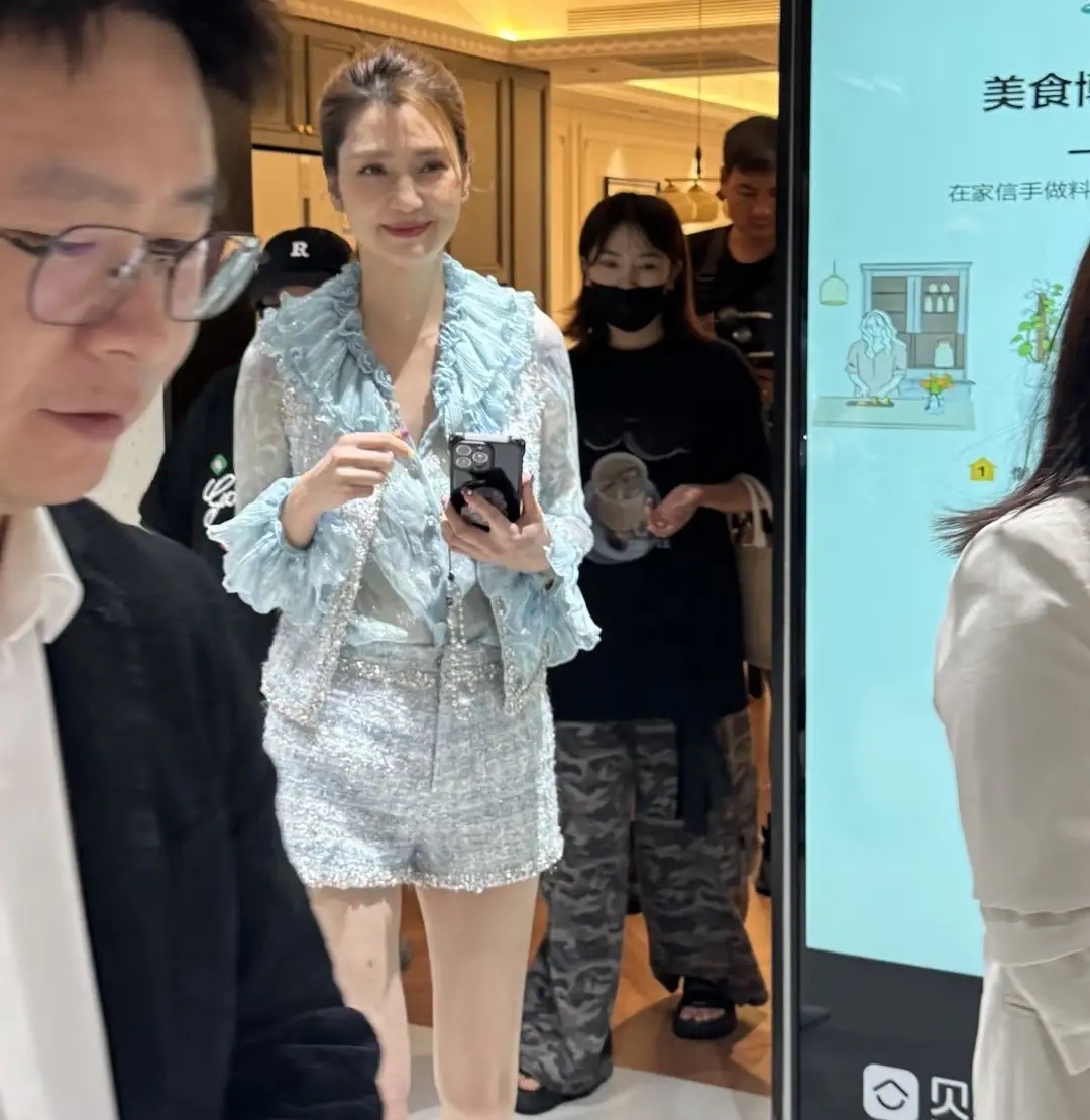 有网友偶遇洪欣出席活动，不愧是顶级大美女！不过她情路挺坎坷的，这个和她性格也有关