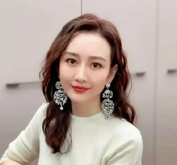 很多人想不通，王鸥今年都43了，长得漂亮事业也好，怎么就是不结婚呢

其实这事儿