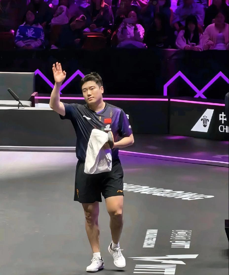 看到梁靖崑在赛场挥手的这一幕，
感觉他是在告别一样。
赛前训练受伤倒地，
坚持参