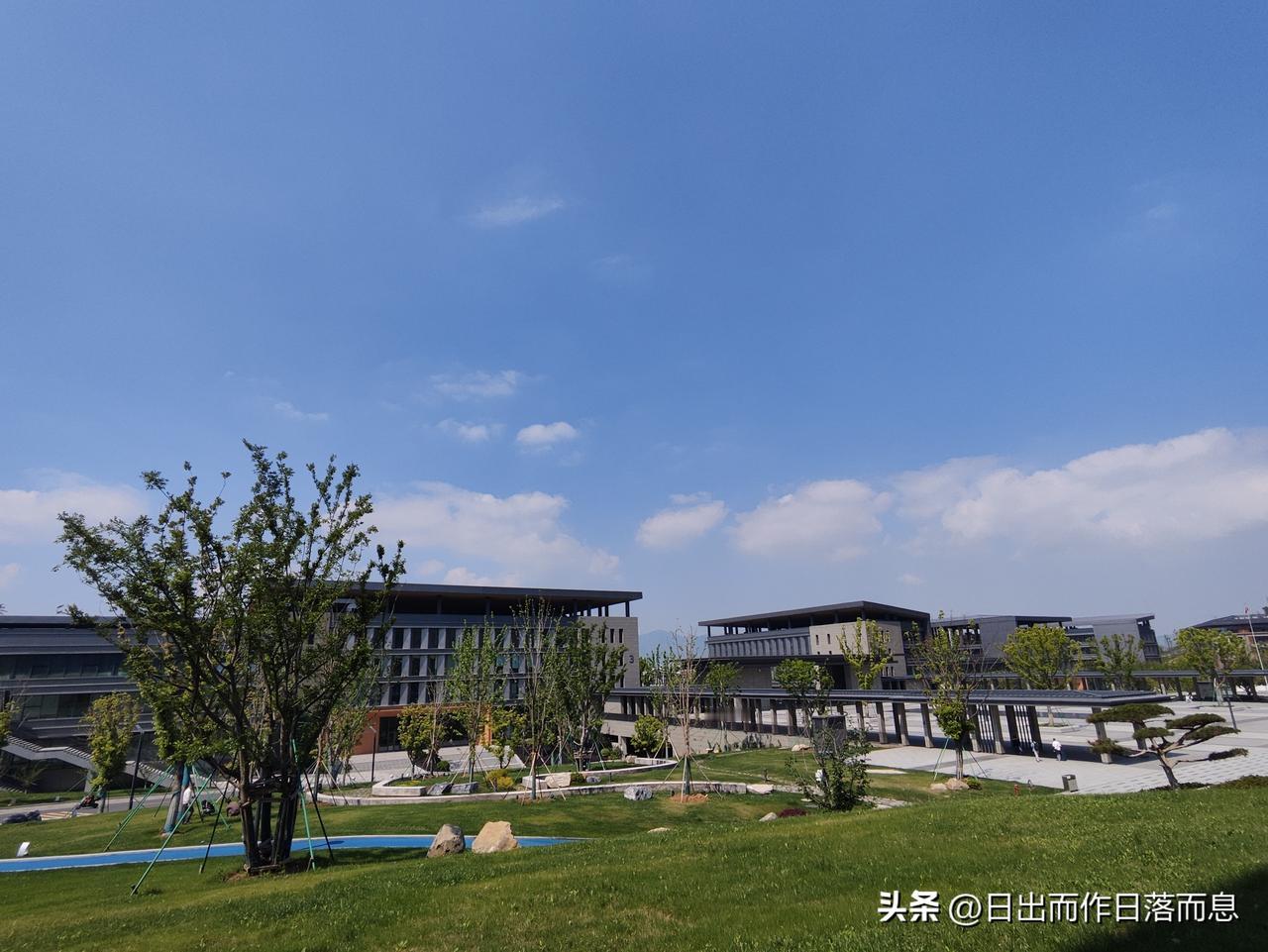 山坡上的美景
蓝天白云
艳阳高照
绿草如茵
治愈美景照片 
山高清远
一切最美