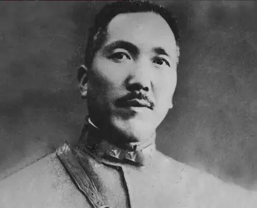 在抗战中第一位牺牲的国军中将是郝梦龄。他为国捐躯后，妻子剧纫秋和子女辗转来到举目