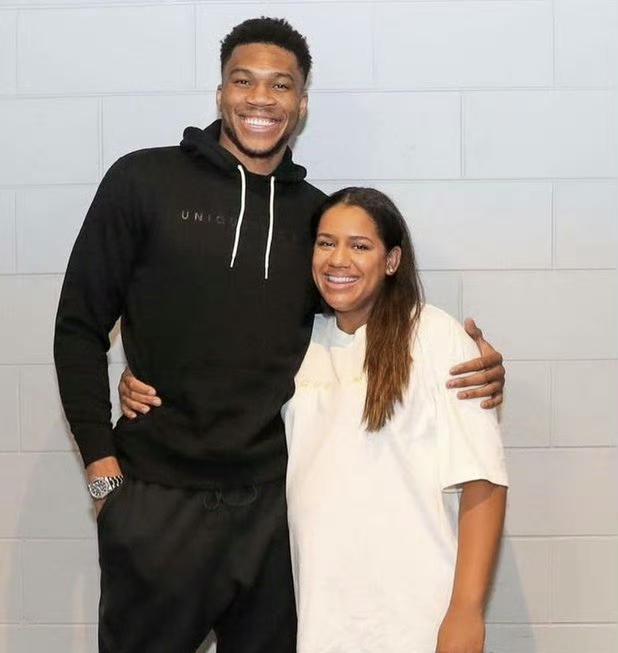 年收入5千万的NBA巨星字母哥，找老婆的眼光很独特，至少像他妈妈……而且她最初曾