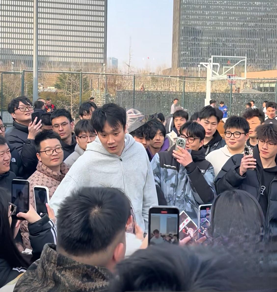 “和大家打了次球，失眠了”，这是昨晚“经十路永远的神”丁彦雨航回到济南，跟山东球