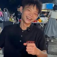 如何看待深圳烤鸡少年爆火

深圳烤鸡少年小陈的爆火，宛如一颗投入舆论场的石子，激