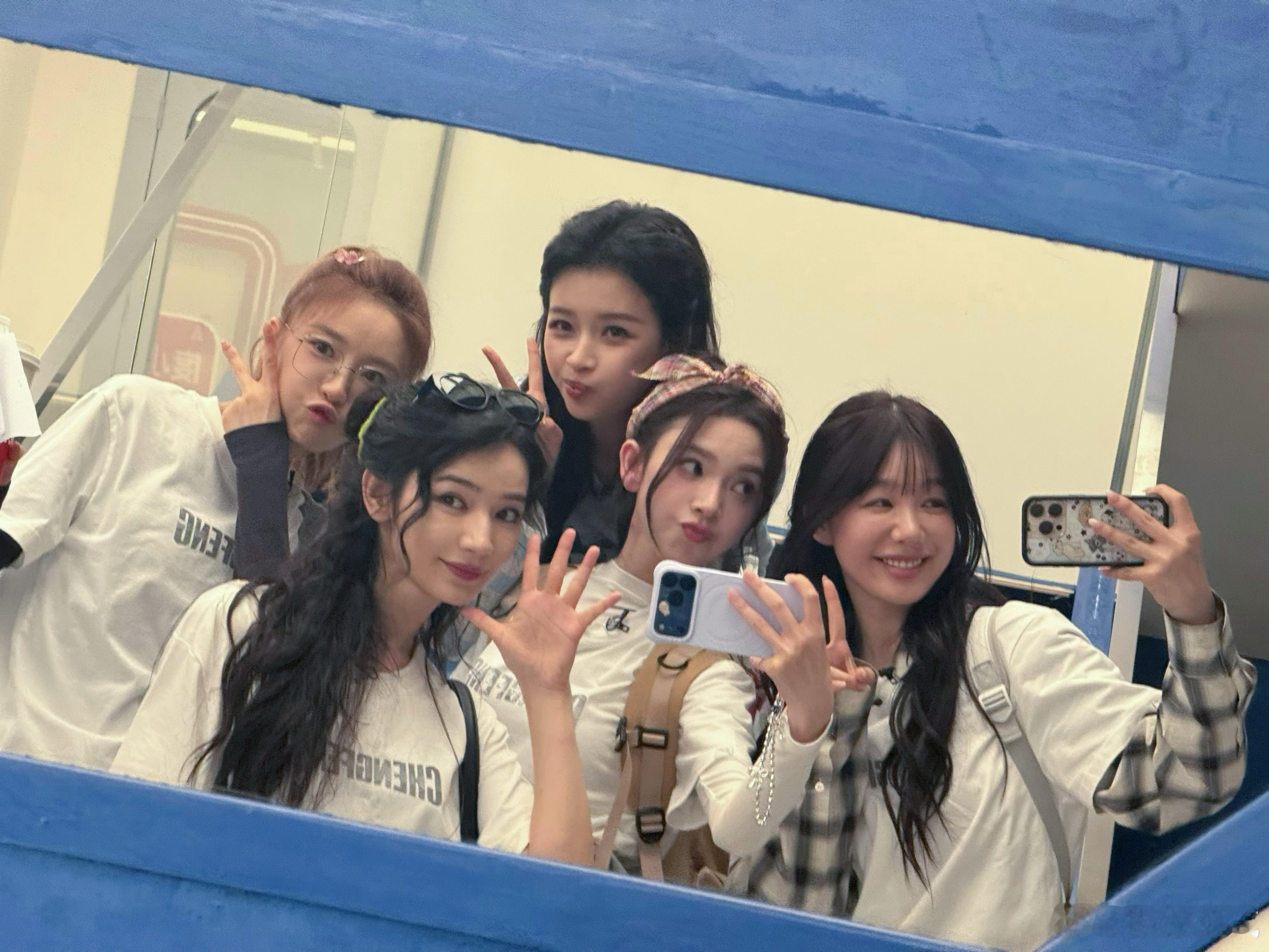 徐梦洁晒霍霍霍霍的合照 救命！小彩虹这组合照直接把我看笑，镜头里她挤在朋友堆里做