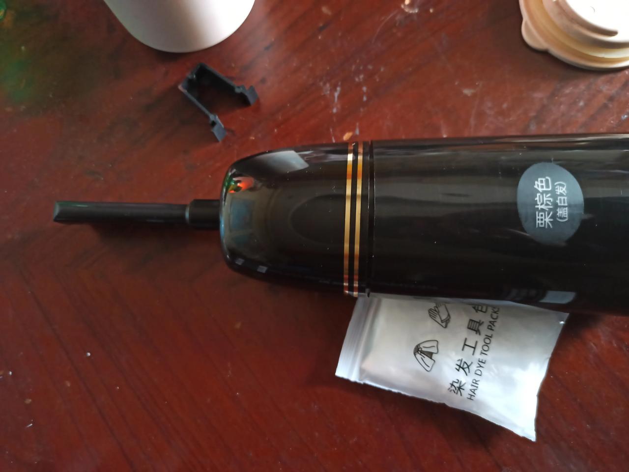 今年不去发廊染发了，买了这种染发的工具准备自己染。

到年底了理发店生意好到飞起