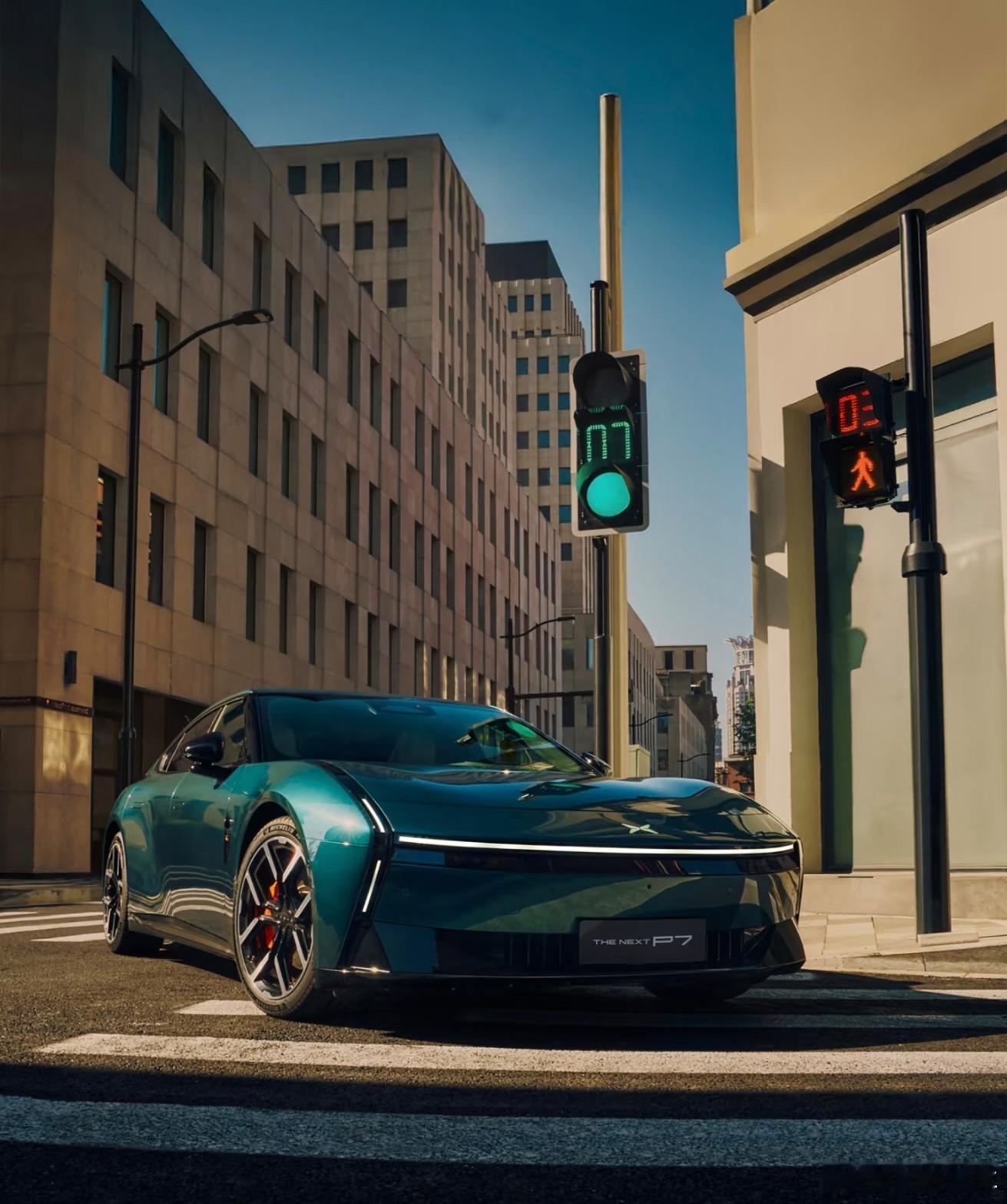全新小鹏P7动态测评首发全新小鹏P7四驱版双电机功率437kW，极速230km/