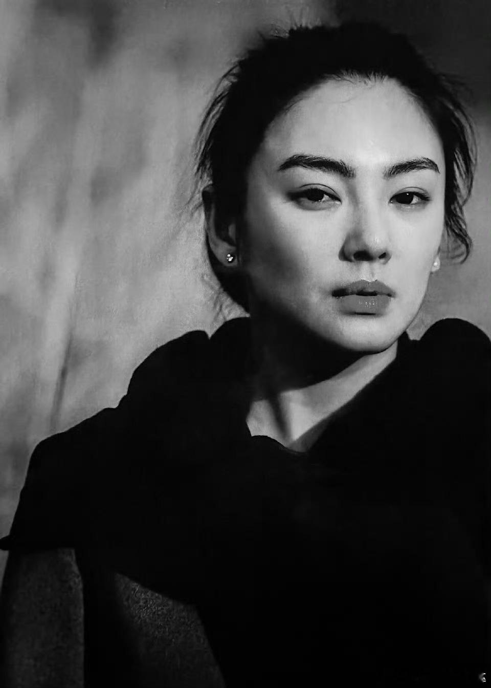 胶片镜头下，她碎发掠眼时展露的“蓄光豹瞳”成为标志性符号——黑白色调中眼神如夜色