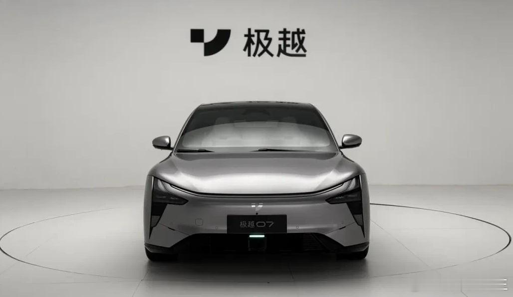 国产7系，极越07实车亮相，年内上市，价格向小米SU7看齐轴距超3米，配备35.