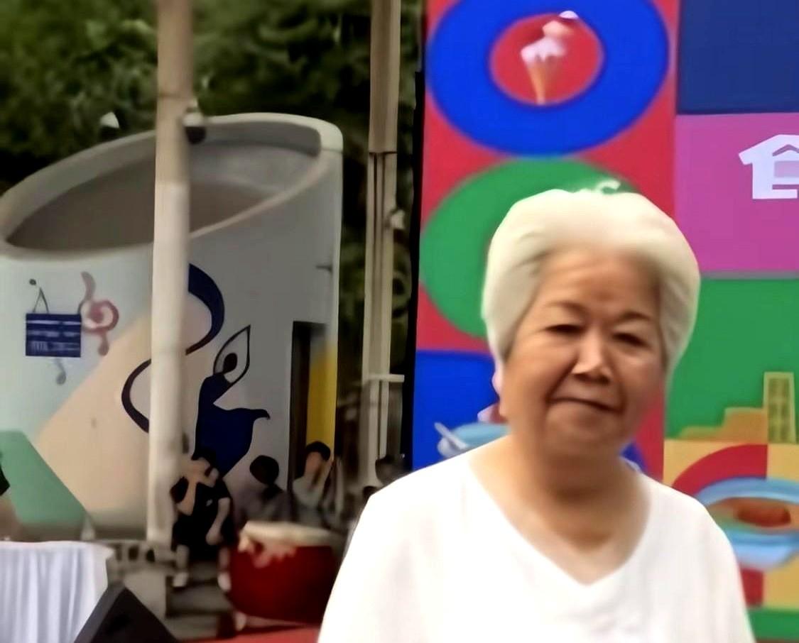 今年79岁的邢质斌一头银发，简简单单穿件白上衣，神态温和
她以前每天准点坐在镜头
