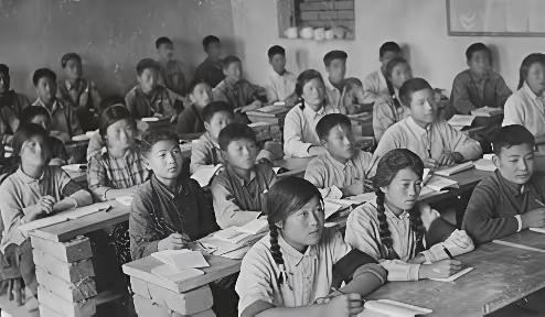 1951年，麻城乘马岗，傅兴贵刚脱了军装回乡种地。有个寡妇找上门抹眼泪，说自己原