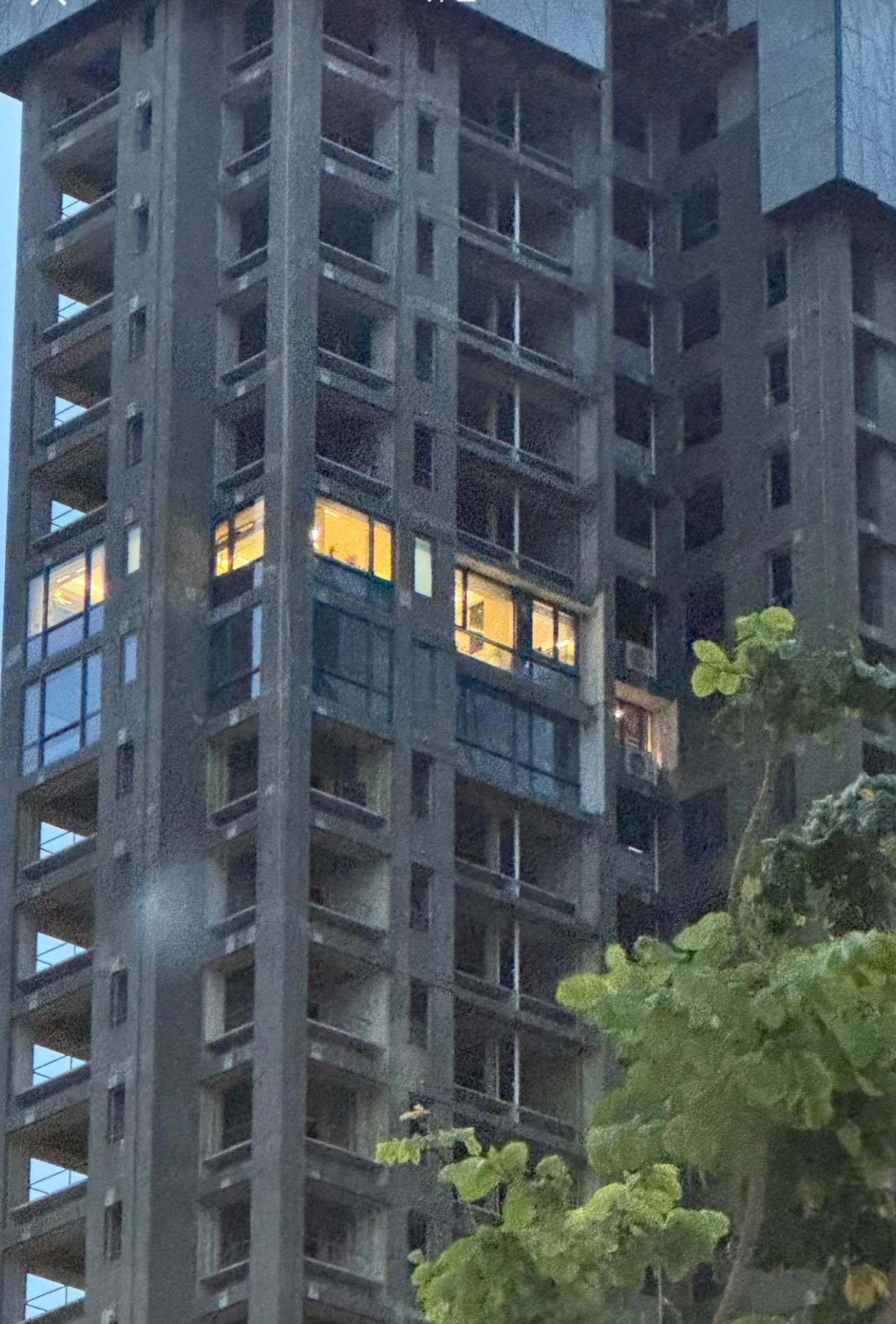 房子没搞好就入住了，还有一层直接开业，不知道怎么通过验收的？水电是施工临时搭的吧