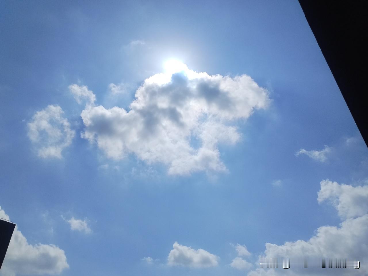 众友友下午好！
请众友友分享一下中午的天空白云美景！
八月末的天空是湛蓝的，太阳