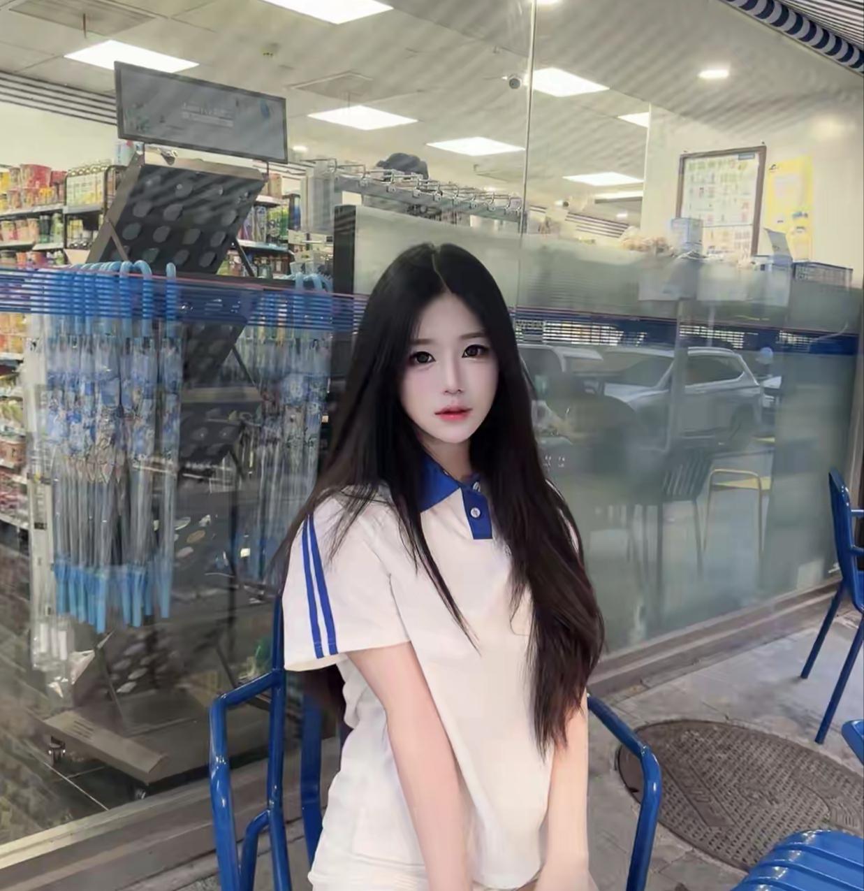 便利店校服感美女刷屏！蓝白Polo衫拍出青春感，这波校园风直接梦回18岁
 
这