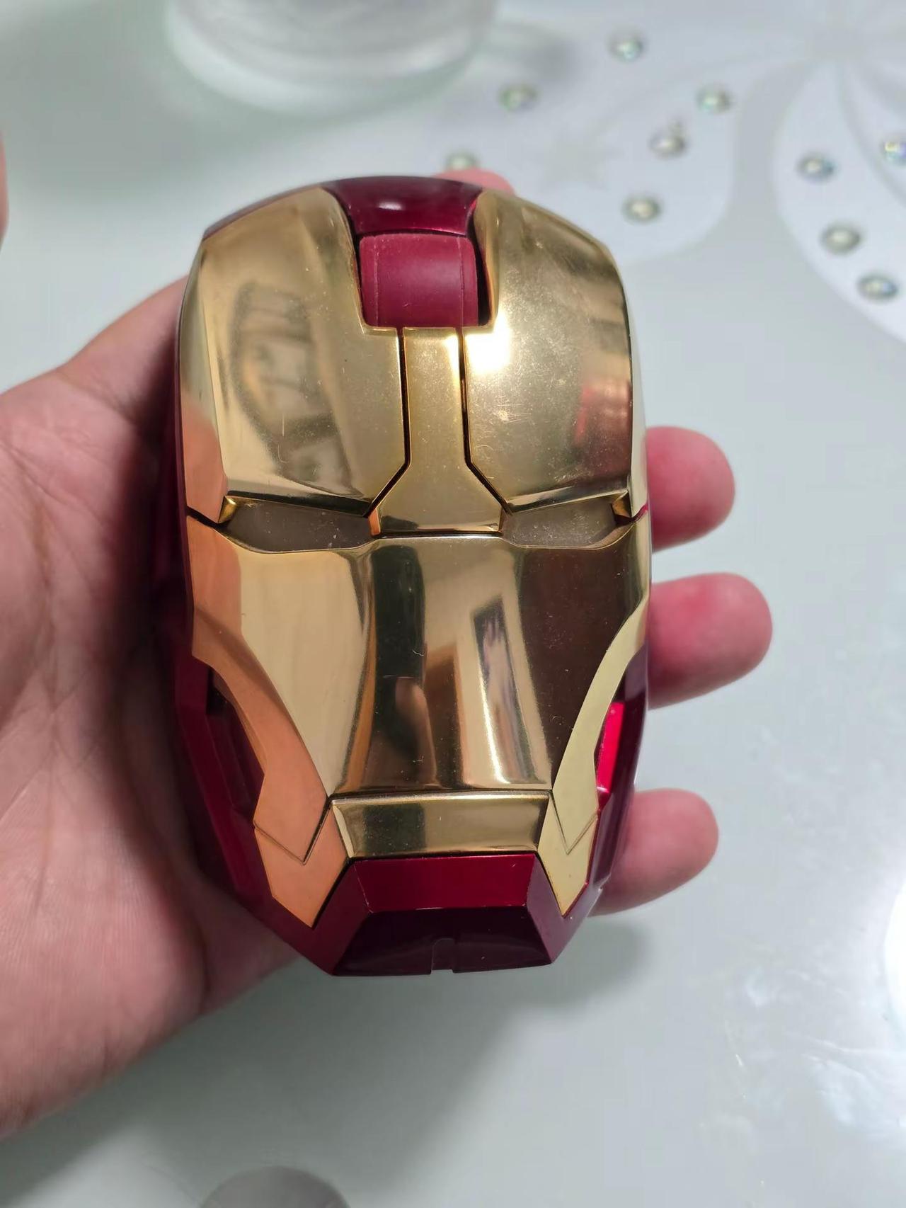 钢铁侠的头拿在手里把玩是什么感觉？在钢铁侠电影还特别火的时候，有个厂家出了一个它