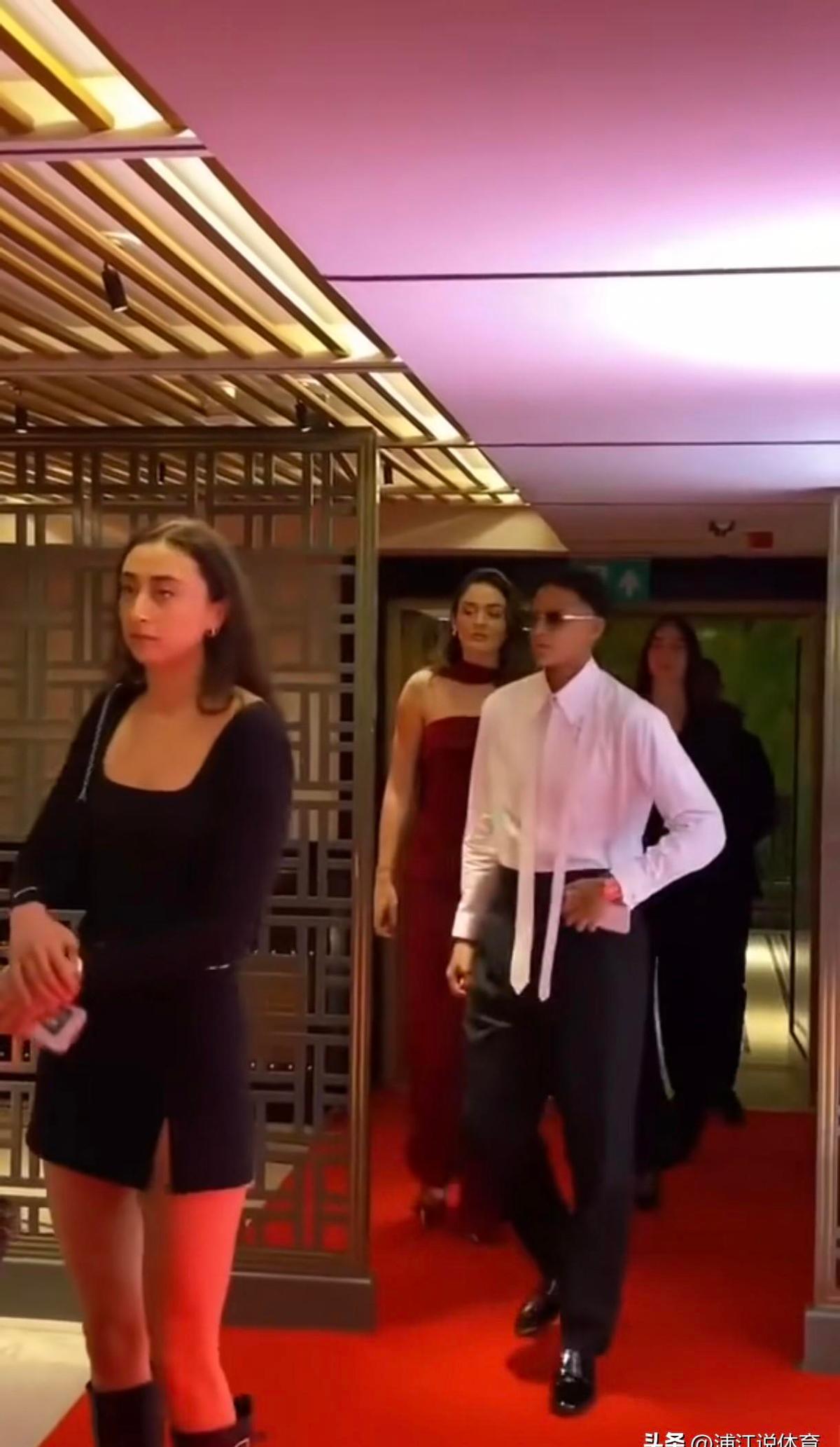 瓦尔加斯来天津打球那会儿，我就注意到她了。
光头，满胳膊的纹身，穿男装，往场上一