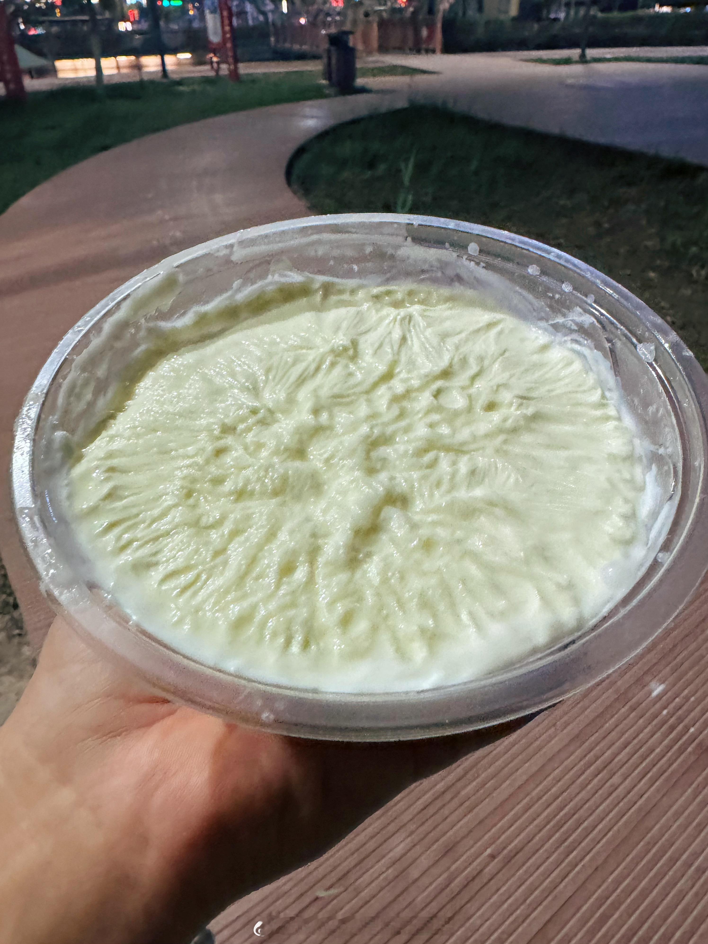 一个普通人的旅行  今晚喝了三斤酸奶，新疆的酸奶太好喝了，奶皮子厚厚的土酸奶。 