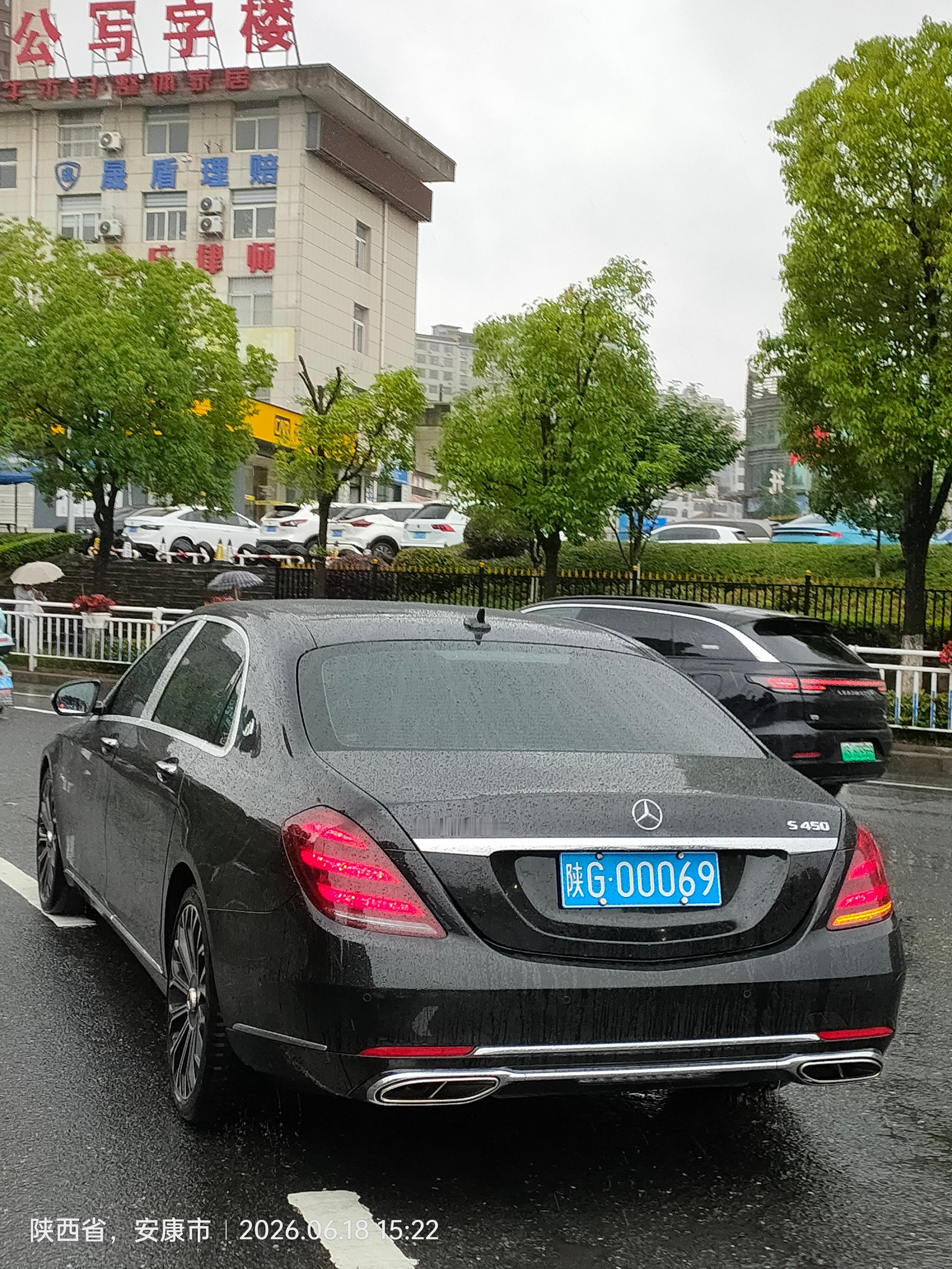 全球车牌 陕G00069奔驰S450 安康·汉江大桥