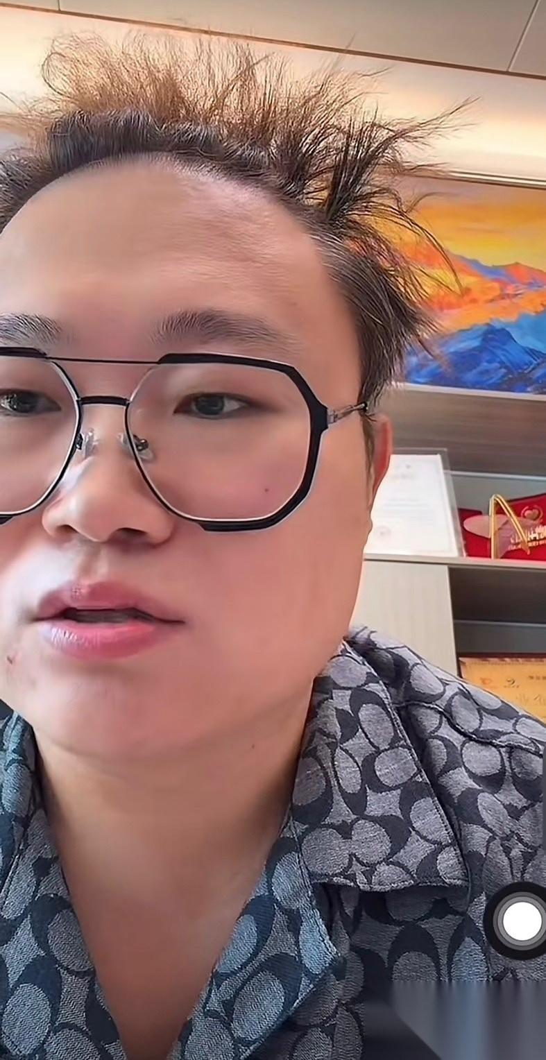 “都是洞”大获全胜？小妍昨天解散了粉丝群，之前被投诉的视频也恢复了，“都是洞”小