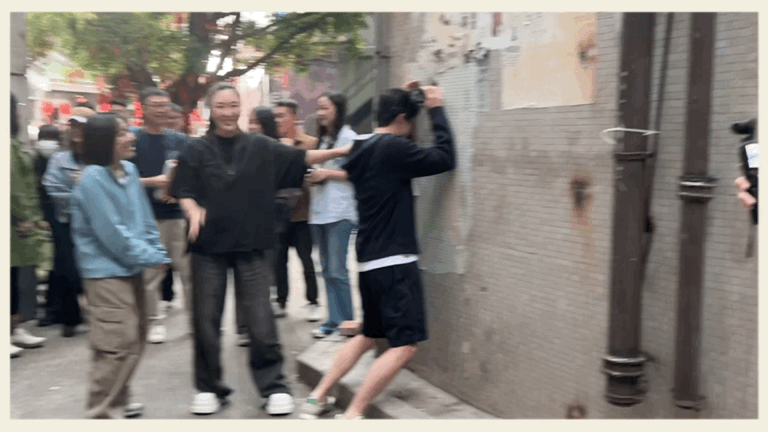 吴磊听十八岁唱的歌害羞到扶墙 大型反差萌现场！吴磊听到粉丝唱他18岁的歌，当场羞