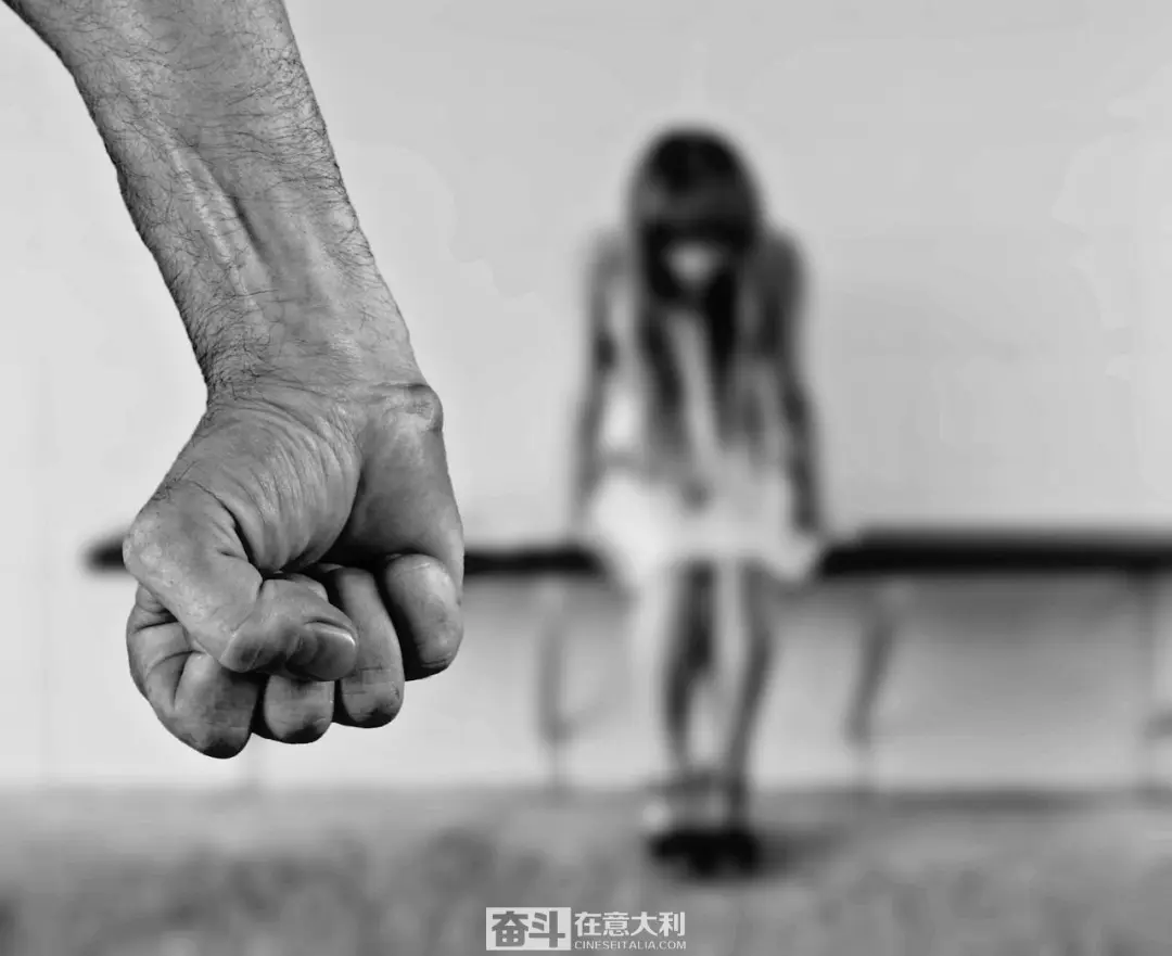 情侣一起去米兰俱乐部 男友突然“玩不起”
