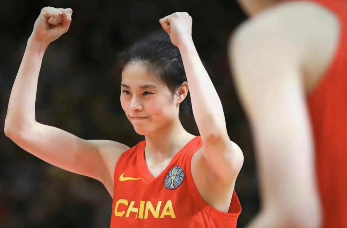 王思雨真的被气坏了！在中国女篮VS韩国女篮最后的9.3秒，王思雨犯规被判违体，累