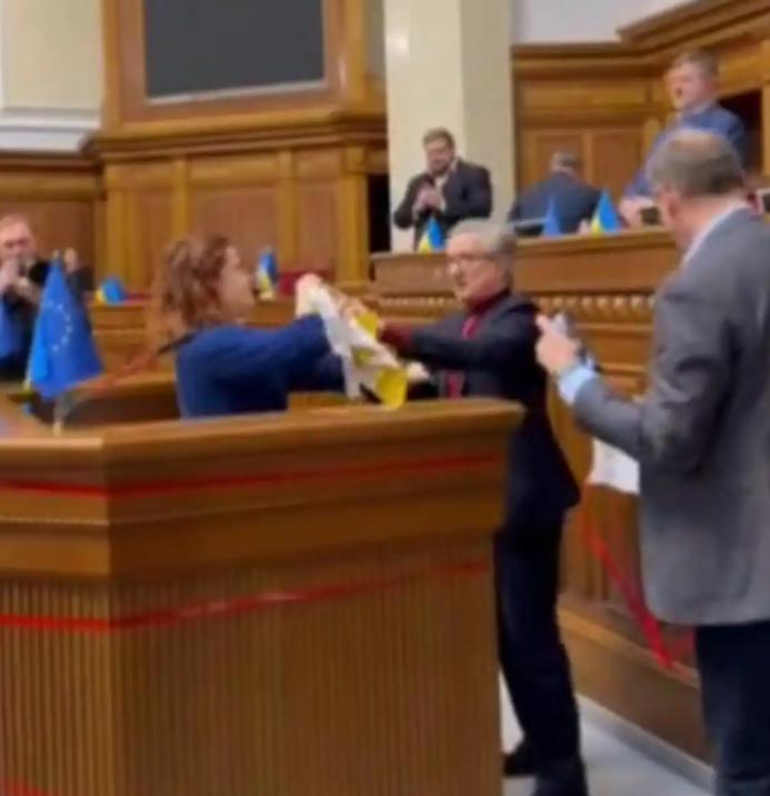 乌克兰最高会议现场秒变“格斗场”，一女议员当场和其他议员展开“格斗”，这是为何？