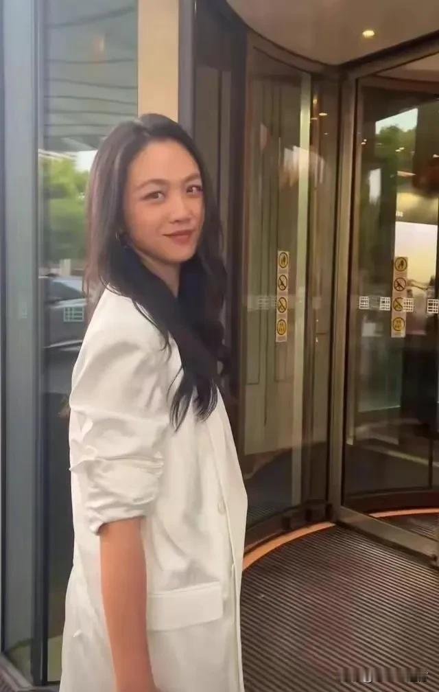 44岁汤唯近照曝光，网友质疑这还是她嘛?
#你喜欢汤唯吗#
