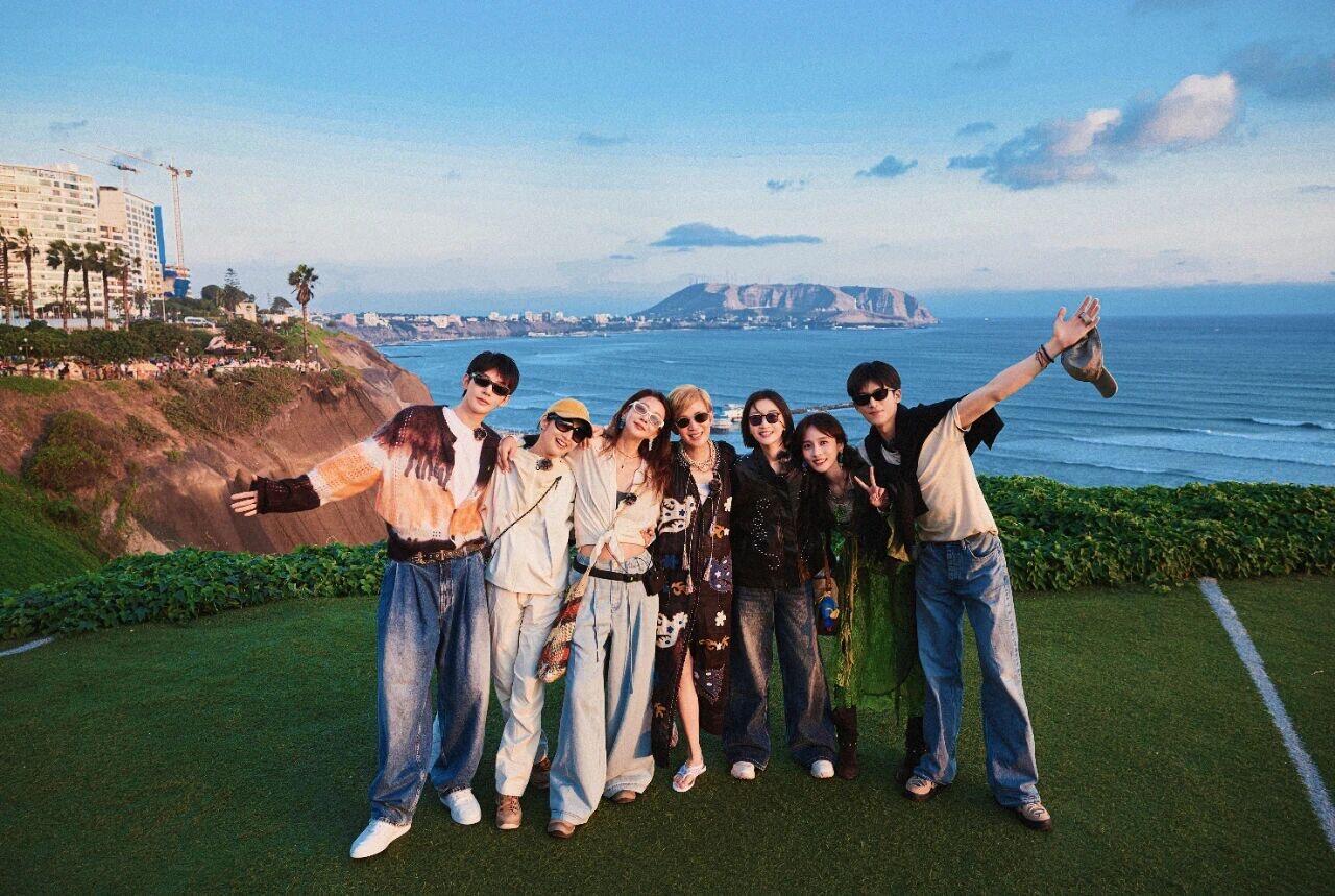 花少8秘鲁站合照 首张全员正面大合照来啦！全员状态在线，碧海蓝天衬得男帅女美。评