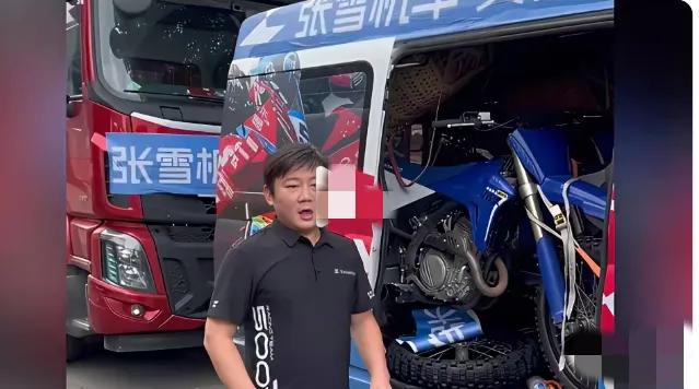 实在被这份奔赴灾区的诚意打动，张雪带着满满物资动身支援广西，三辆大卡车搭配两辆面