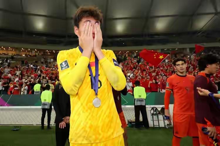 拜合拉木对这支U23太重要了。

拜合拉木赛前感冒发烧了，体力不足以支撑全场。所