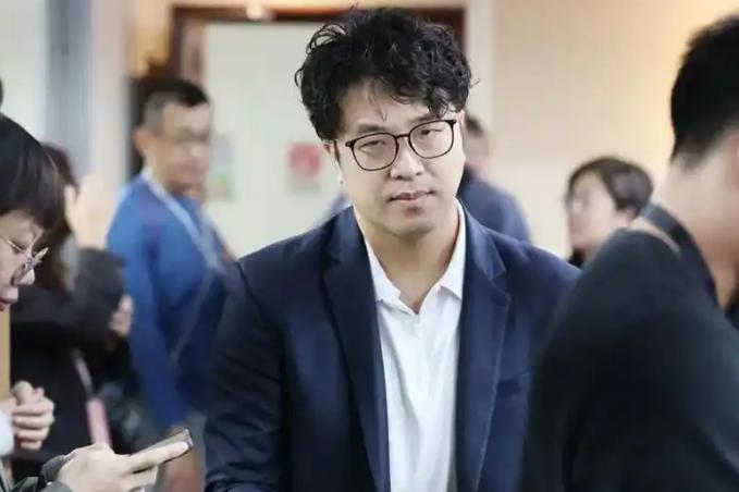 民进党这次真的豁出去了，把一个被大陆通缉的人推出来选台北市长。

5月13日，民