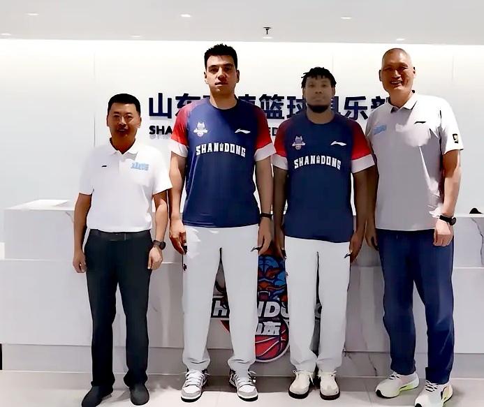 山东高速引进祝铭震、杨文学两名实力球员终于尘埃落定，俱乐部宣布他们正式加盟山东高