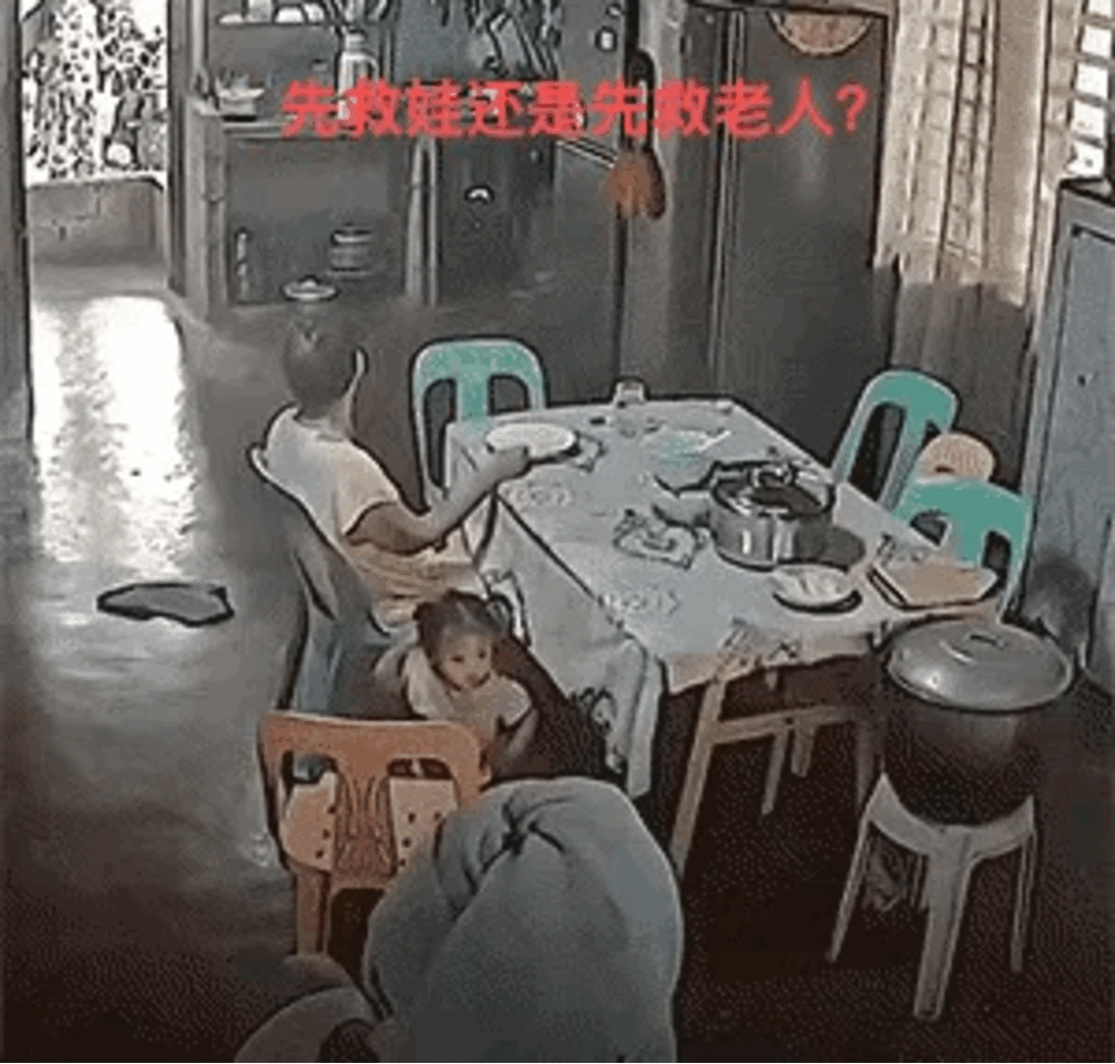 太揪心了！老人小孩正在客厅，突然地震了，大人一个动作让全网炸锅！💥

监控画面