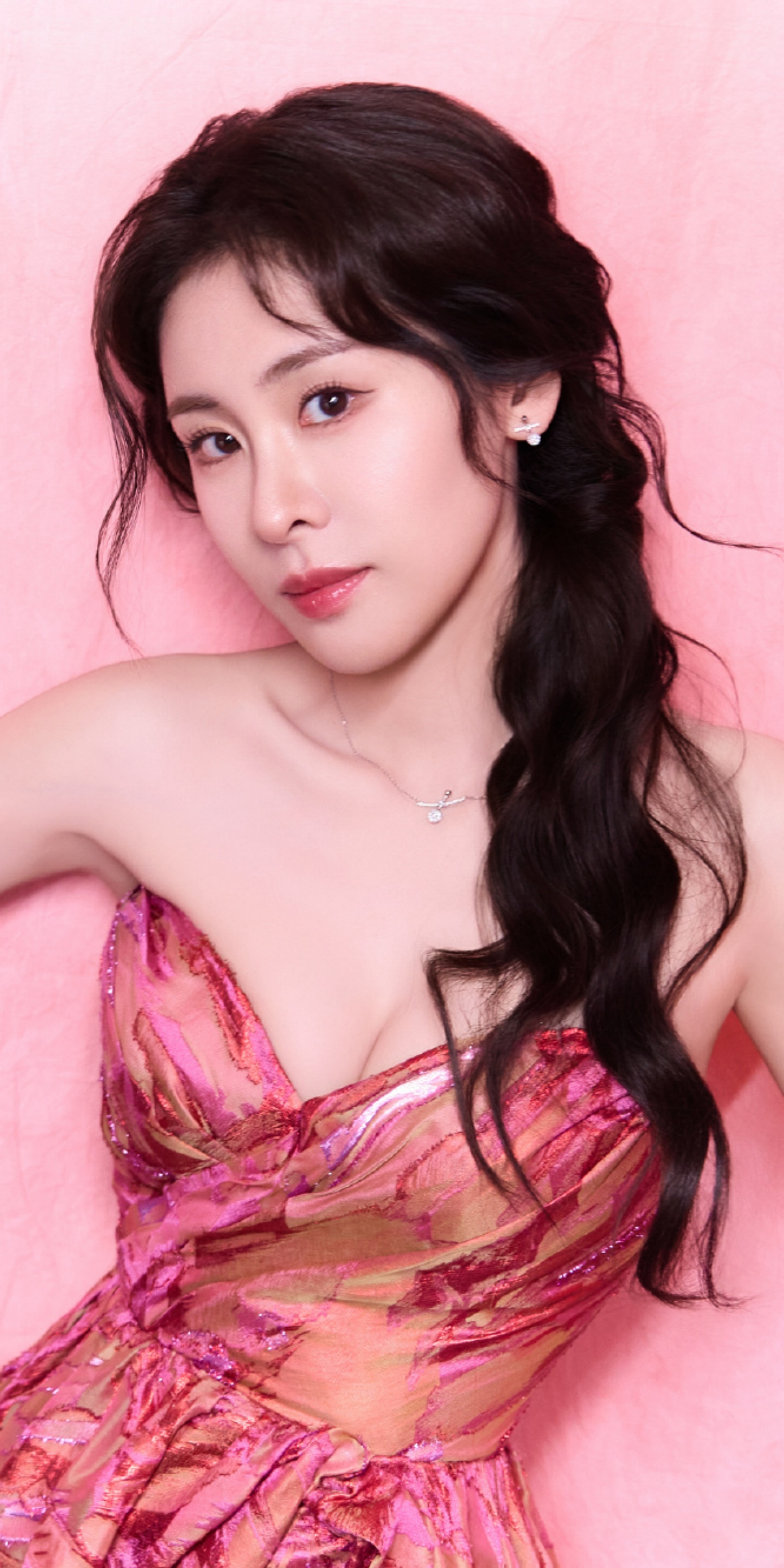 张碧晨穿搭壁纸：轻盈纱裙的柔美姿态。张碧晨