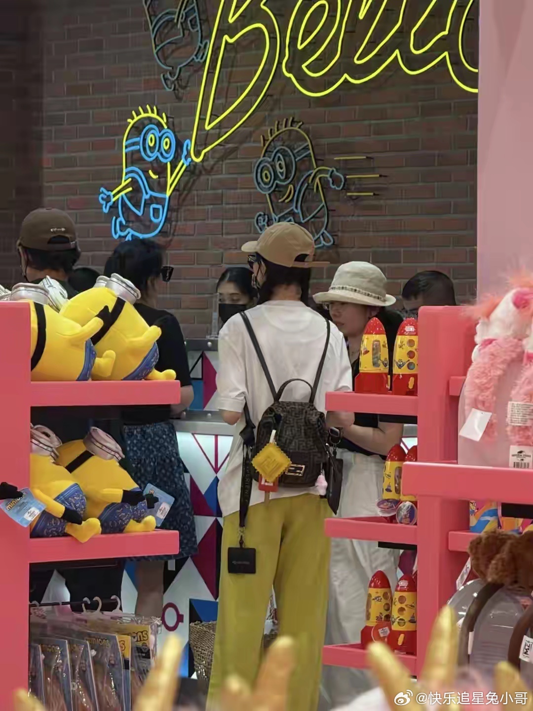 唐嫣罗晋一家三口被偶遇，唐嫣扎着双麻花辫，可爱又很少女呀！ 