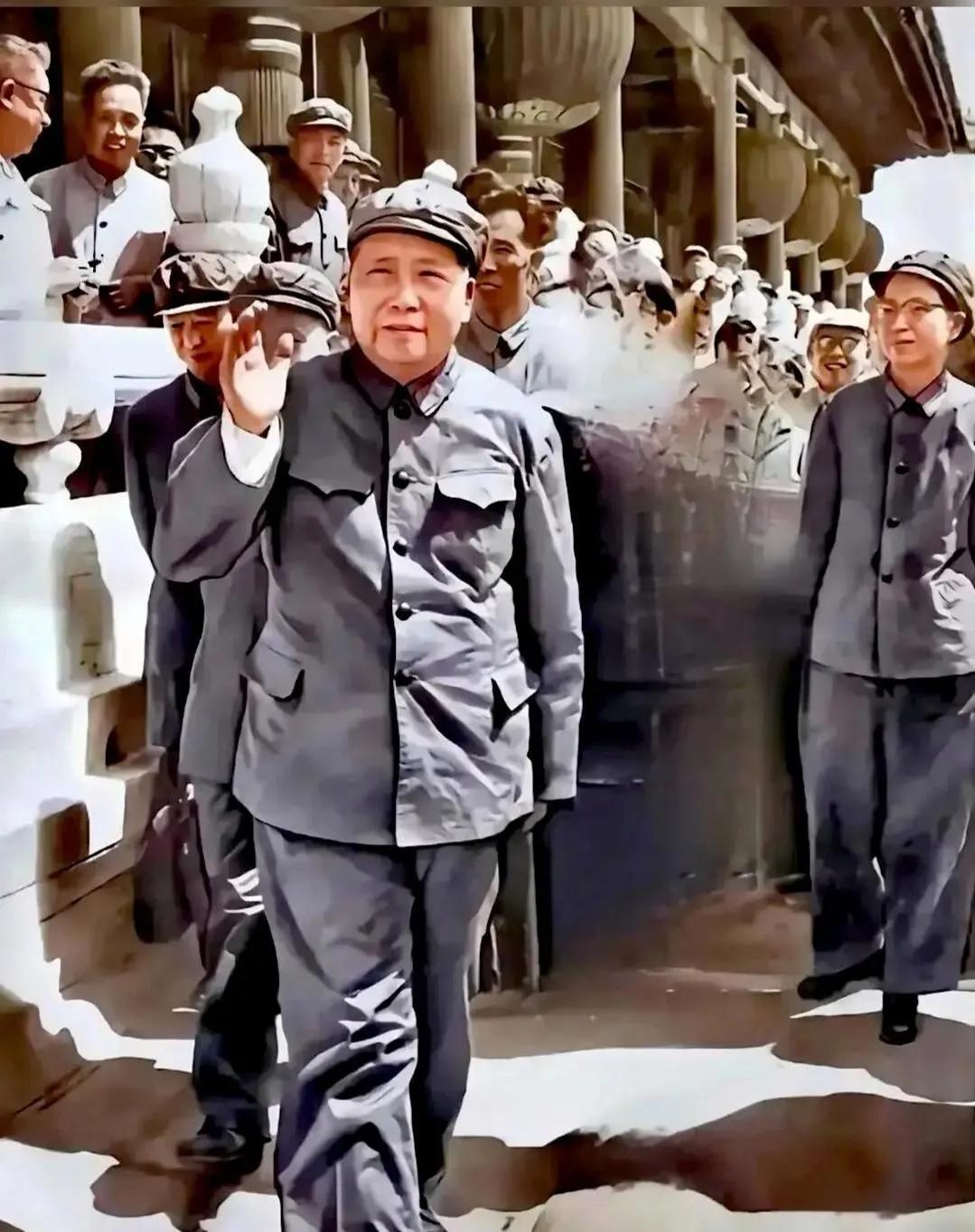 难得一见，毛主席在天安门老城楼上。
#忆伟人情怀# 
#历史老照片分享# 
#看