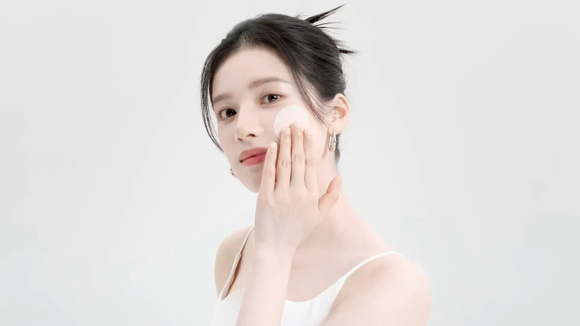 张凌赫张婧仪被异性恋吓晕 婧仪好美呀！！！多多期待待播剧《焕羽》吧！ 