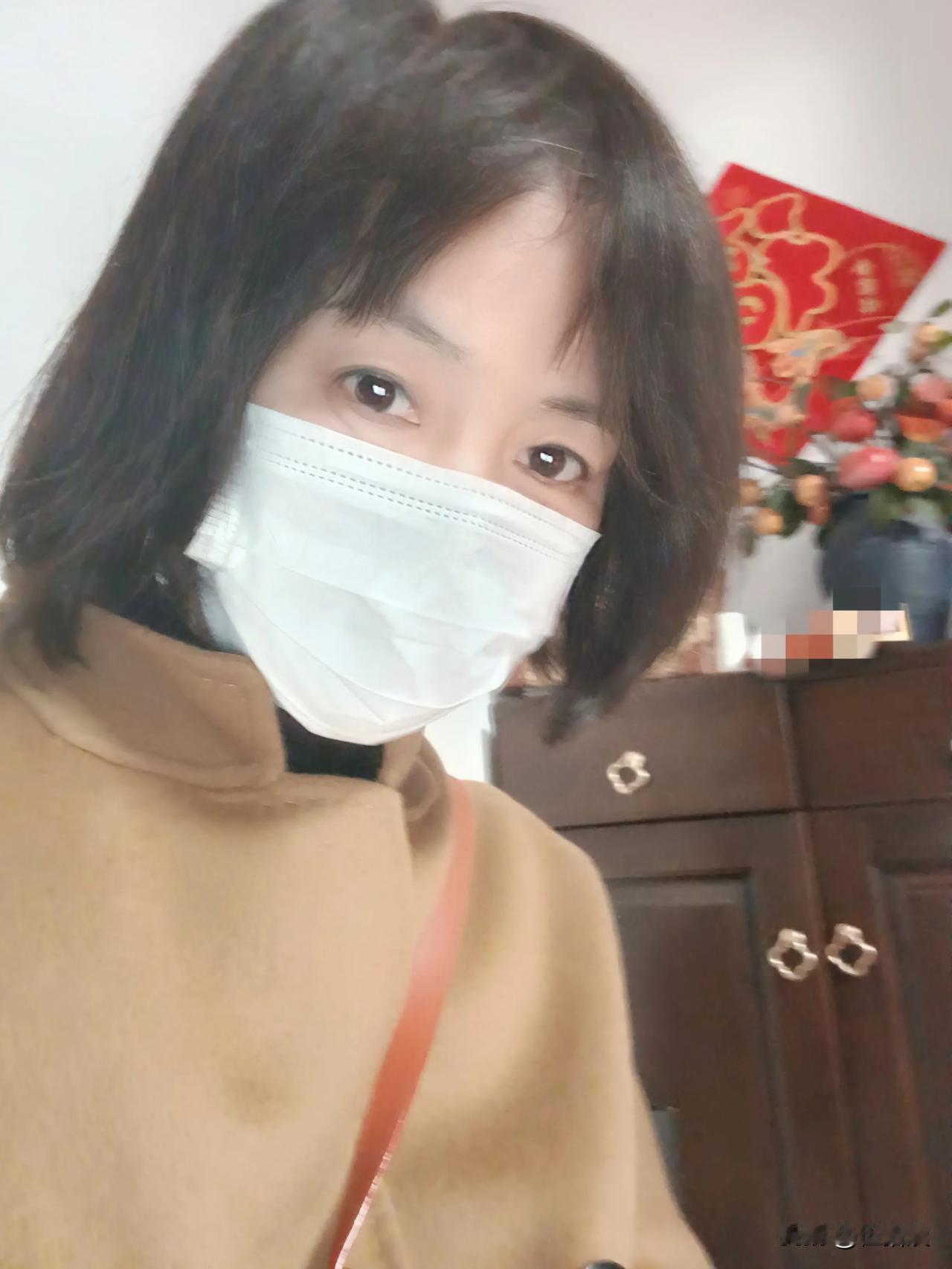 53岁的我，前面头发几乎全白，后边花白，这次熬了2个多月没染也没补，已经不能出门