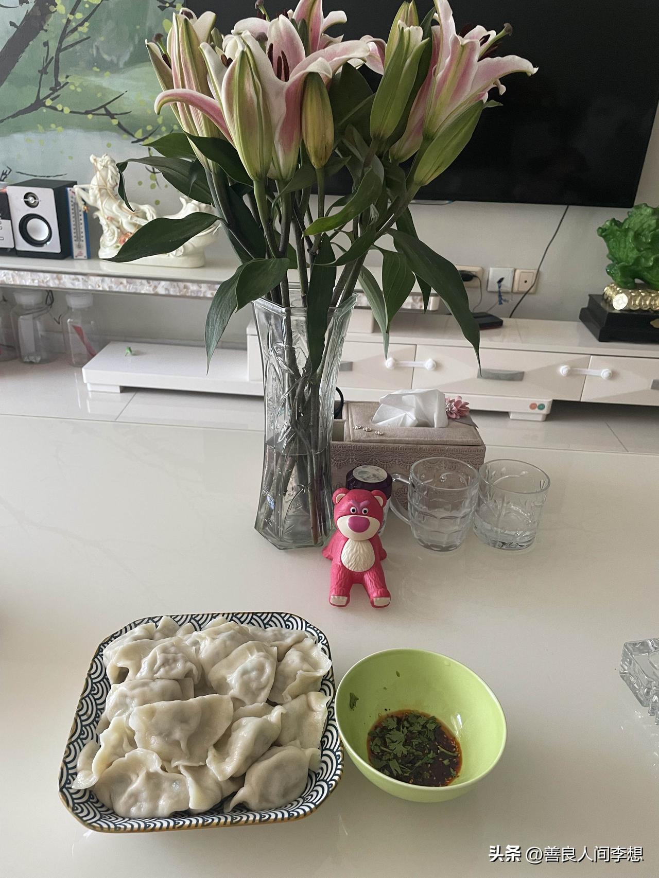 想吃饺子了，行动起来。

一家人做饭发愁，一个人做饭也愁吃什么，想吃饺子了，说做