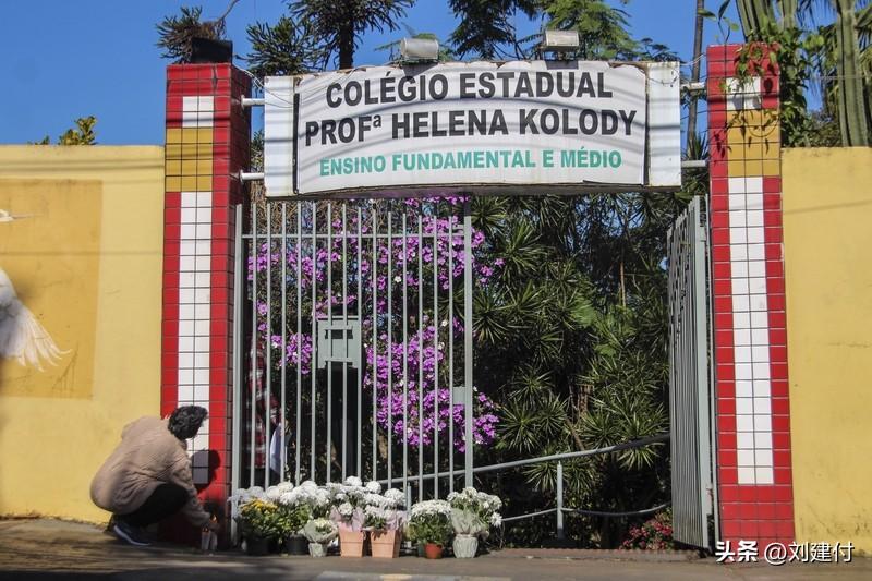 哥伦比亚女子遭枪击 枪手连开数枪 3月22日，哥伦比亚拉瓜希拉省乌里比亚市发生一