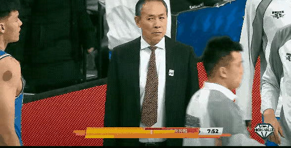 许导:你多打篮下，利用好身高优势…
周琦:我腰疼，顶不动…
许导:你要贴身防死古