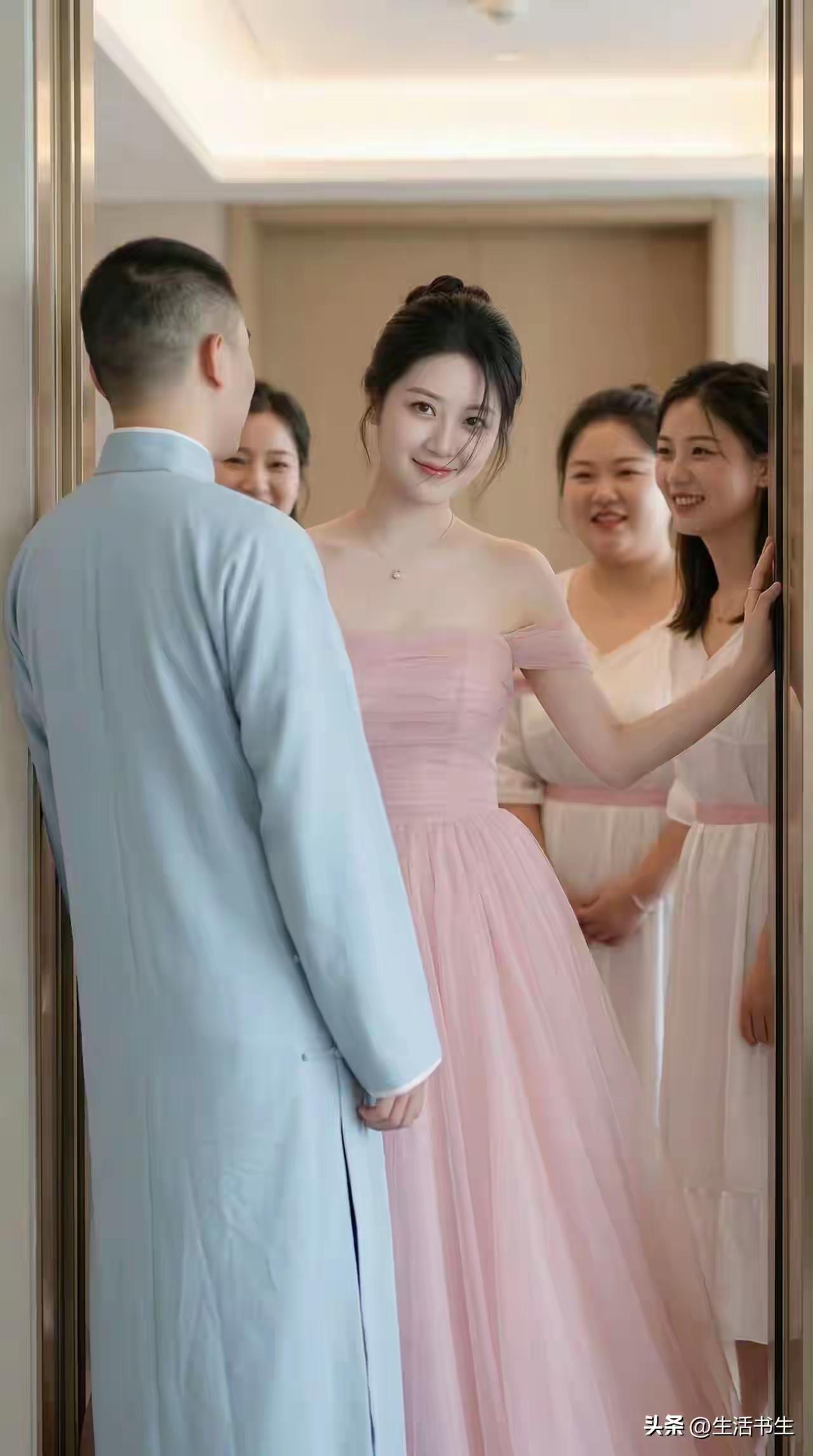 真的被这位伴娘惊艳到了，
说是我见过最美伴娘一点不夸张！

身形圆润温婉，气质如