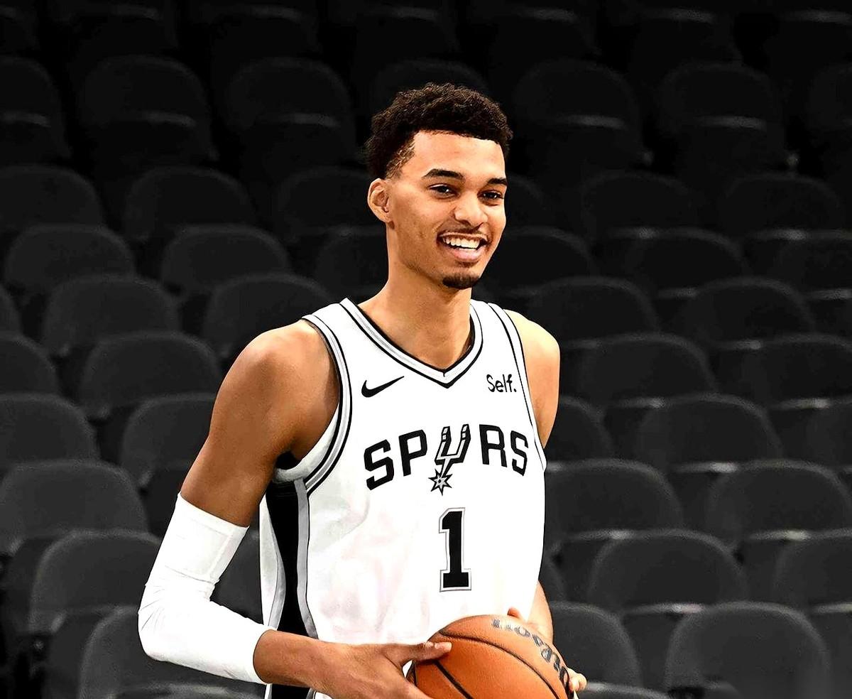NBA季后赛，一个怪事。雷霆明明打得风生水起，但据说国内八成的球迷，心早就飞到了