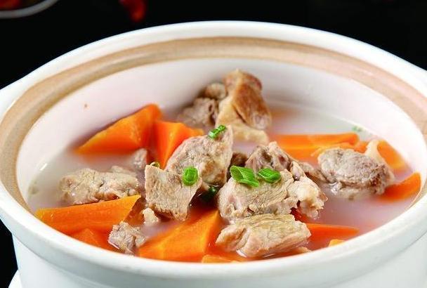羊肉放白萝卜还是胡萝卜?炖羊肉时，白萝卜和胡萝卜都能搭配，两者的适配场景和风味特