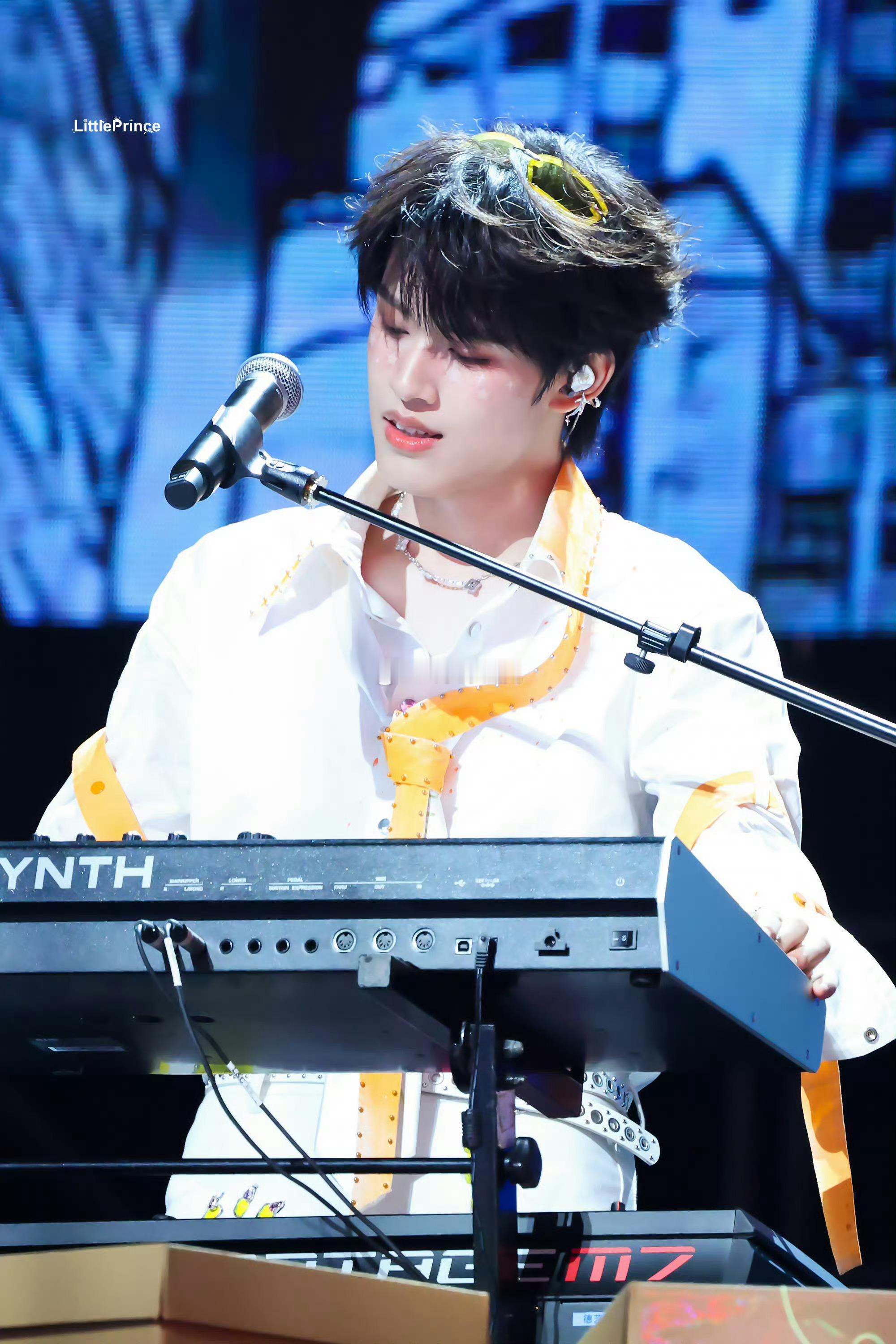 张极桔色绑带造型 张极桔色绑带造型太绝了！亮眼桔色衬得少年元气爆棚，绑带设计利落