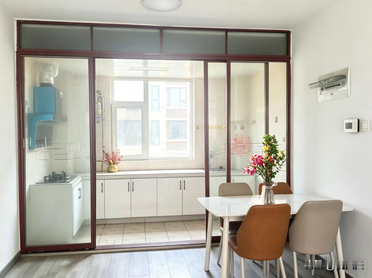 同一张照片，豆包给修的跟我自己拍的差别也太大了吧！[捂脸]

自己拍的灰头土脸，