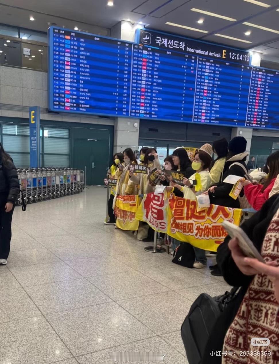 很多粉丝都不知道檀健次今天去韩国吧机场已经有韩国粉丝在等了