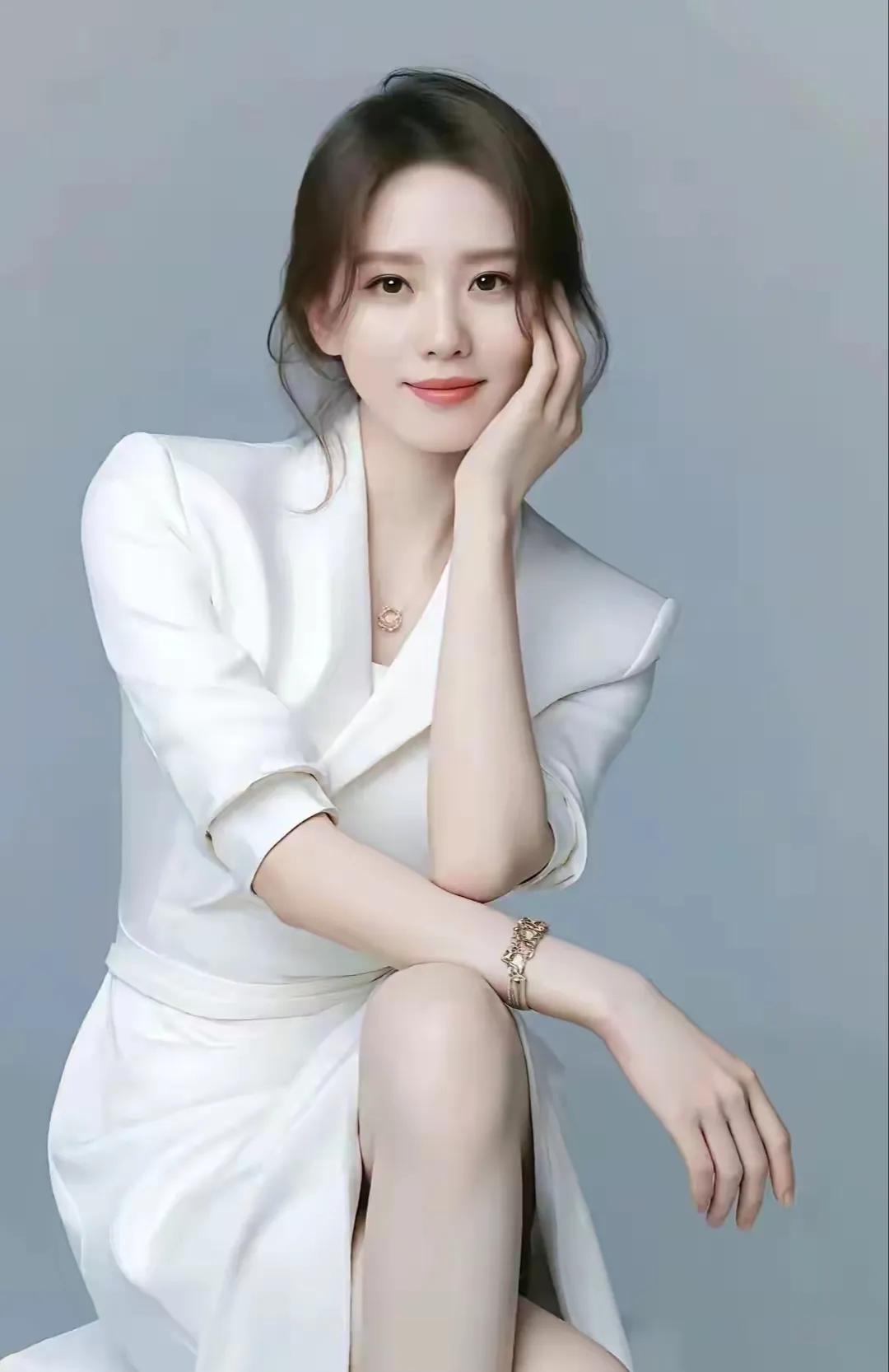 刘诗诗从来不靠擦边博取眼球，凭一身的高级感穿搭圈粉无数

他喜欢穿剪裁利落的西装