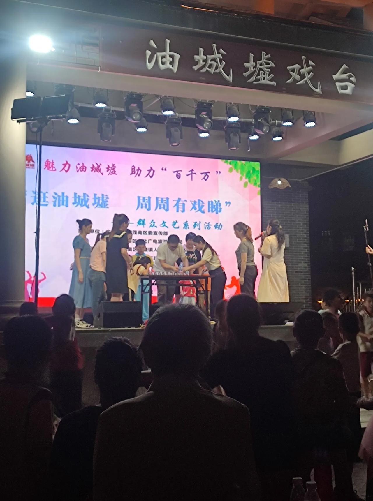 周五墟市夜歌
 
周五的暮色漫过天际线时，两个孩子雀跃的身影早已撞开家门。书包甩